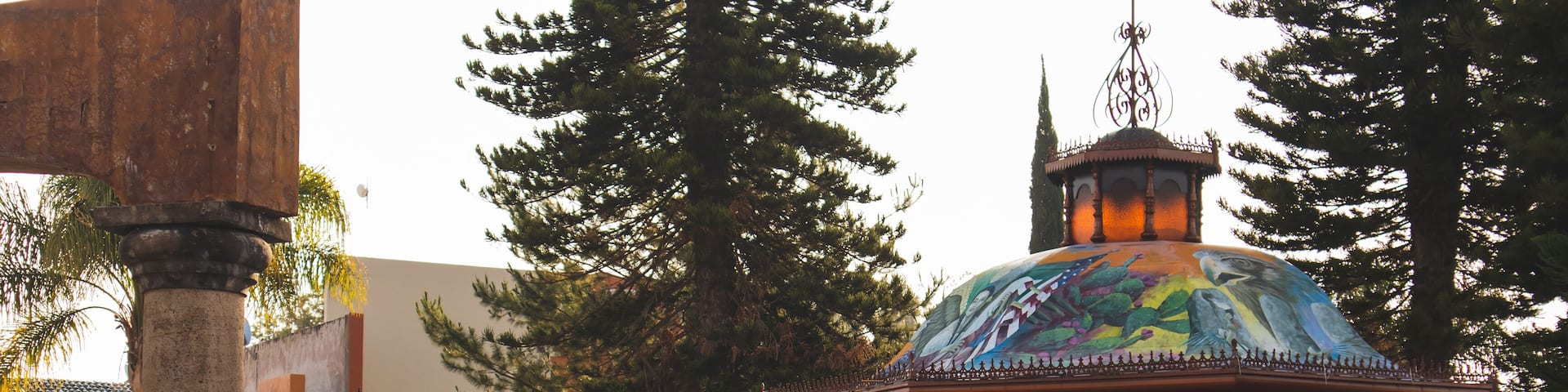 amanecer en el quiosco del jardin principal y plaza civica de cuautla jalisco mexico