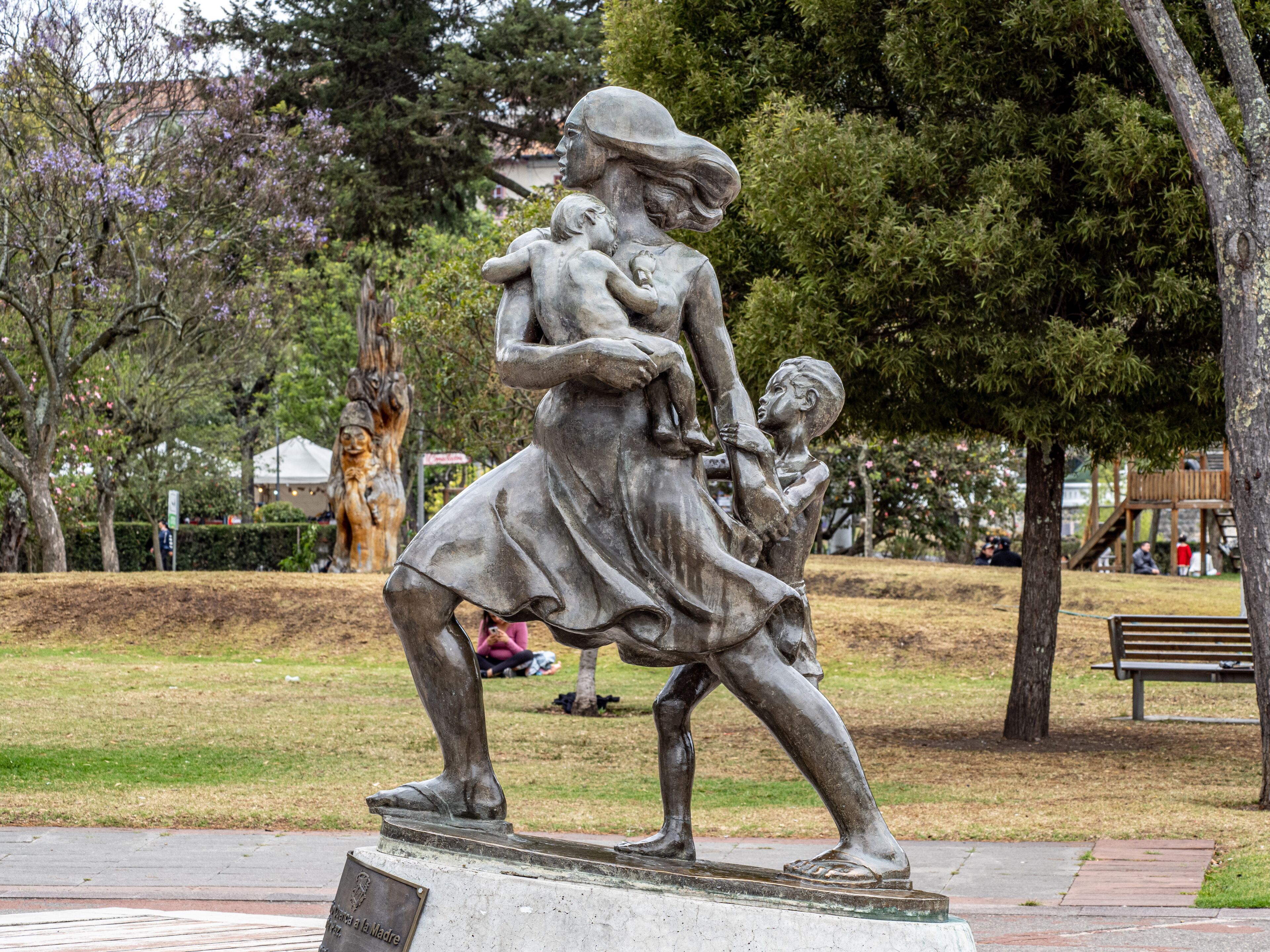 Estatua de una madre en Cuenca, Ecuador