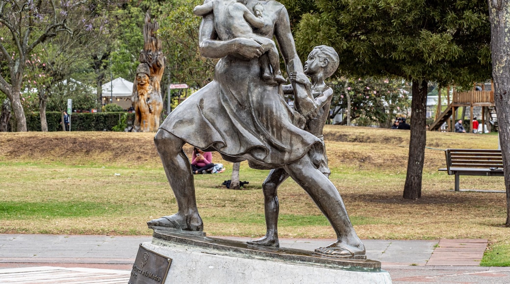 Estatua de una madre en Cuenca, Ecuador