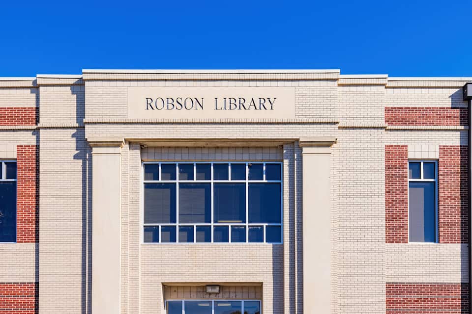 Un edificio con un letrero que dice "Robson Library".