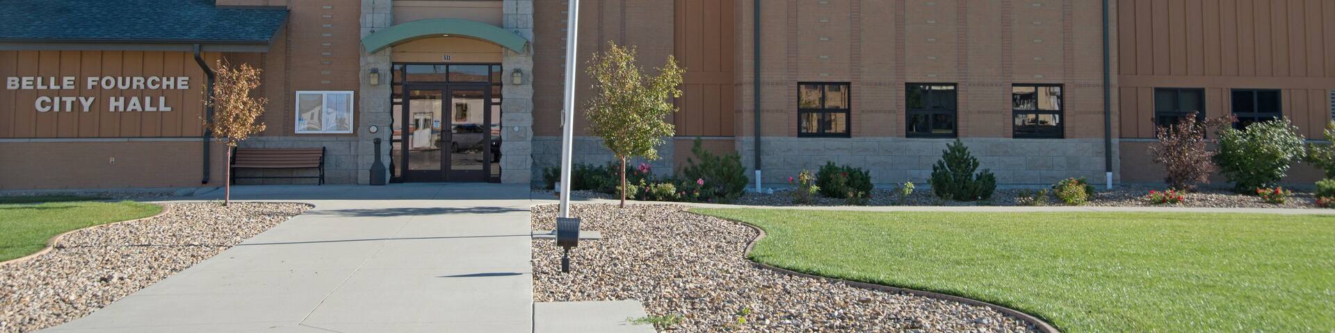 Un edificio con un letrero que dice 'Belle Fourche City Hall'.