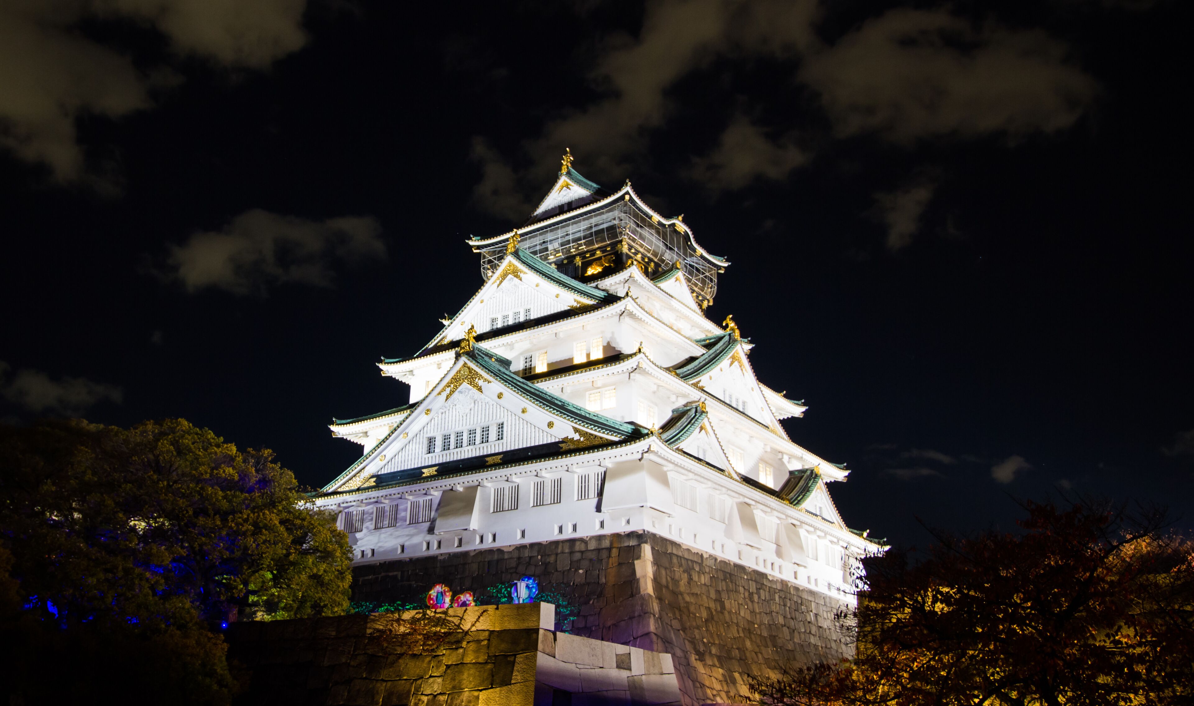 Osaka castle in the night