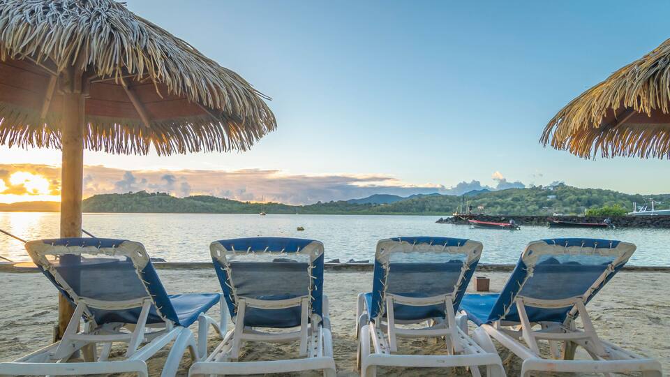 Lever de soleil à la Pointe du Bout aux Trois-ilets à La Martinique, mer des Caraïbes, Antilles Françaises.