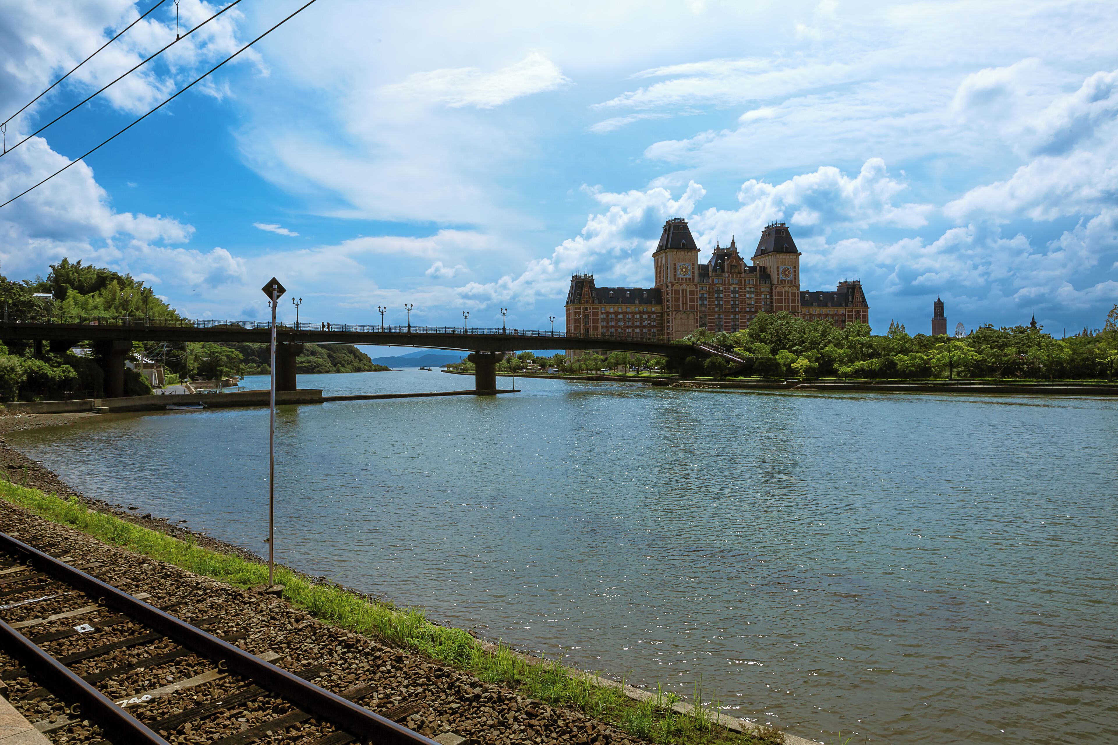 A piece of Netherlands in the heart of Kyushu, Japan? Huis Ten Bosch is definitely popular as a theme park that recreates the Dutch landscape. Even the view from the platform of Huis Ten Bosch station is picturesque.