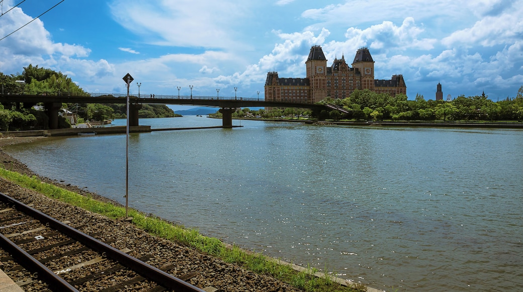 A piece of Netherlands in the heart of Kyushu, Japan? Huis Ten Bosch is definitely popular as a theme park that recreates the Dutch landscape. Even the view from the platform of Huis Ten Bosch station is picturesque.