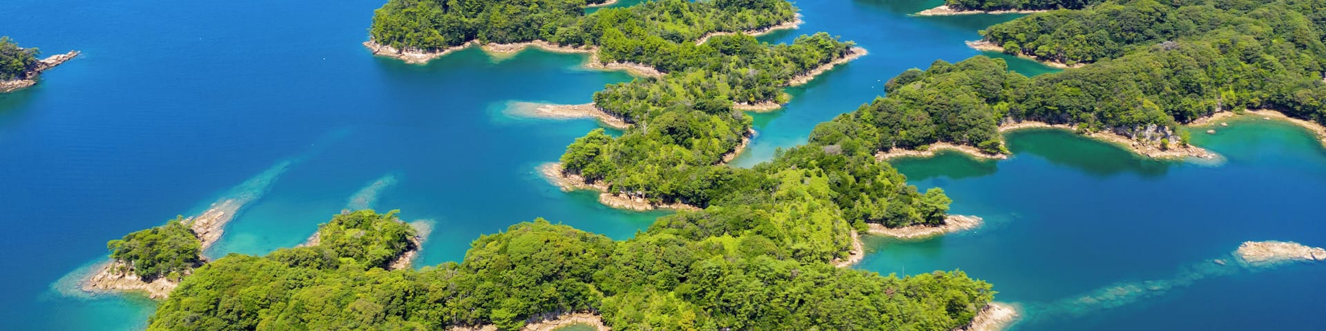 From the Tenkaiho Observatory of Sasebo, one can see the beautiful ninety-nine outlying islands.