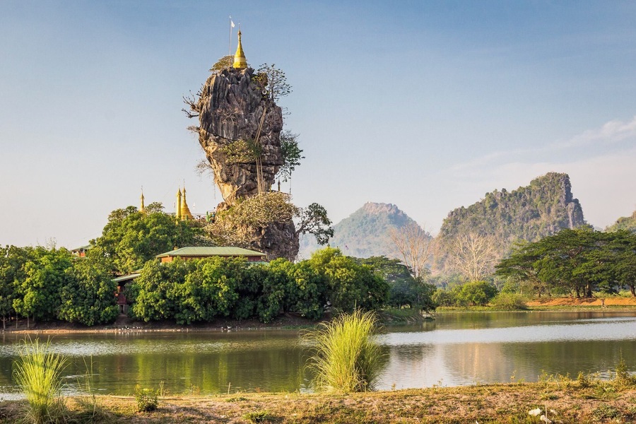 Close city Hpa-An is this mystical temle. Best time for visit is before sunset.
#myanmar #temple #architecture #hpaan #kyautkalatt