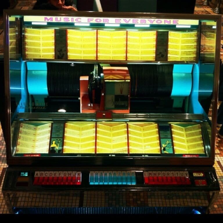 A functional 7" Jukebox... yes, analog!