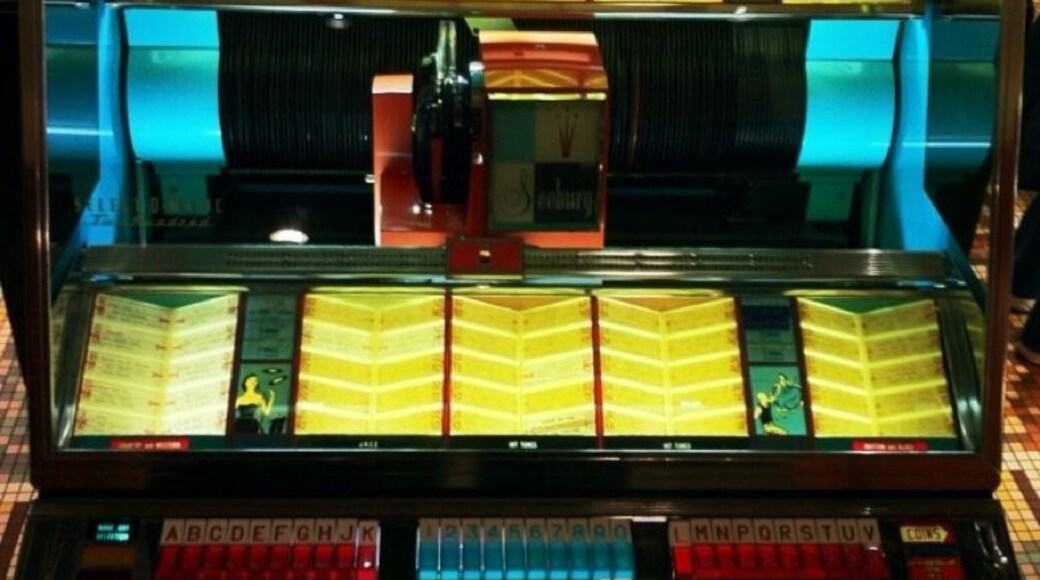 A functional 7" Jukebox... yes, analog!