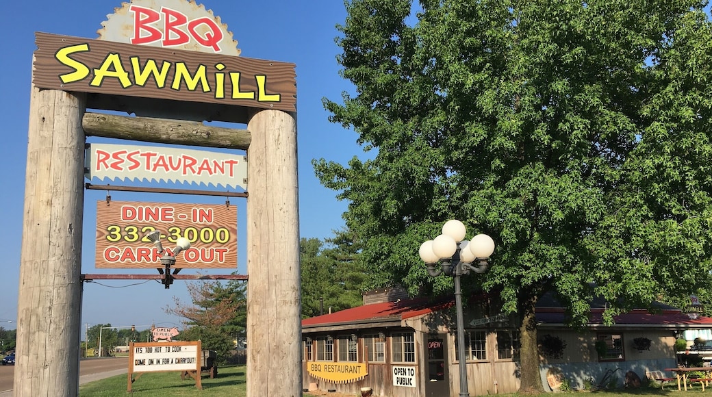 Had a nice stay and wonderful dinner at the Sawmill BBQ.