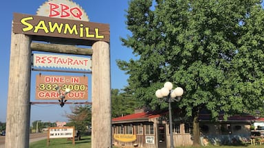 Had a nice stay and wonderful dinner at the Sawmill BBQ.