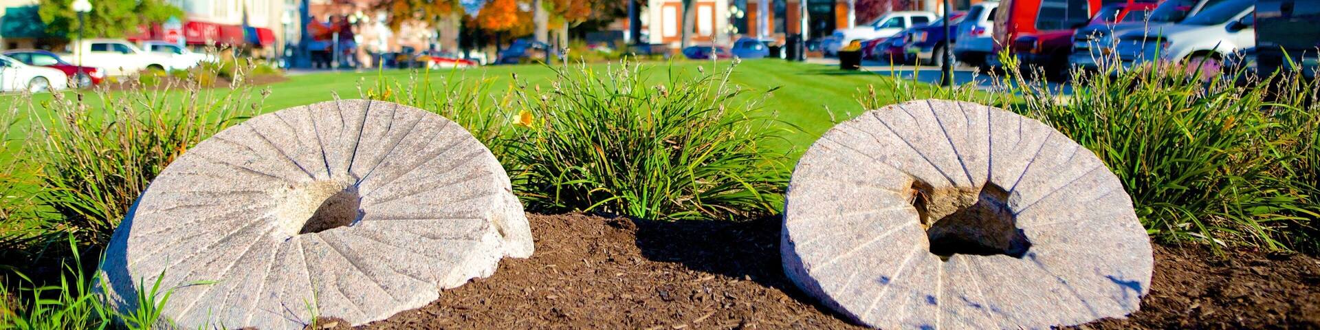 Pontiac showing a city, a statue or sculpture and a park