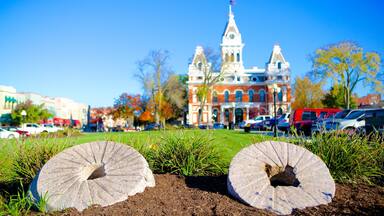 Pontiac que incluye un jardín, una estatua o escultura y una ciudad