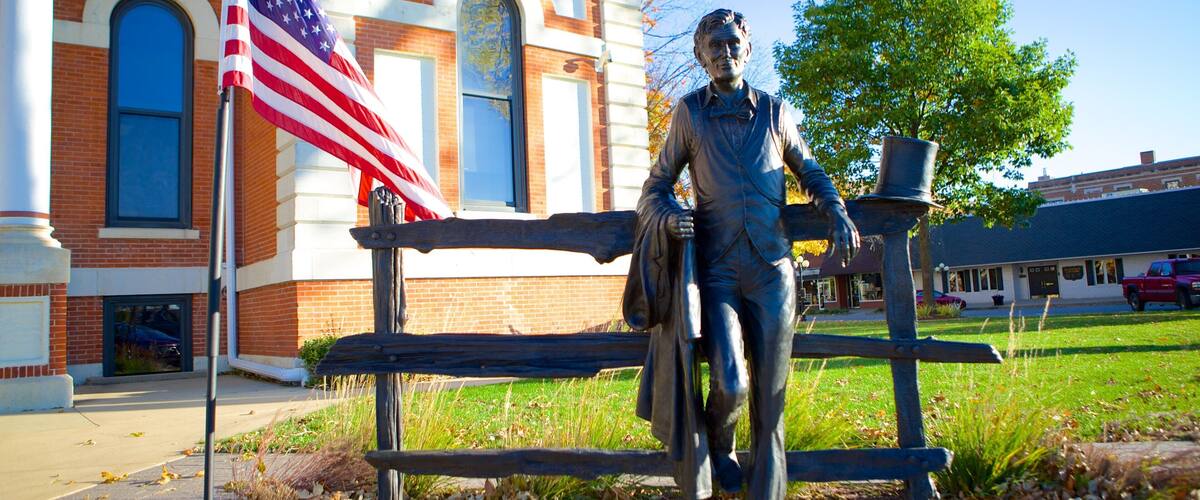 Pontiac mostrando una estatua o escultura
