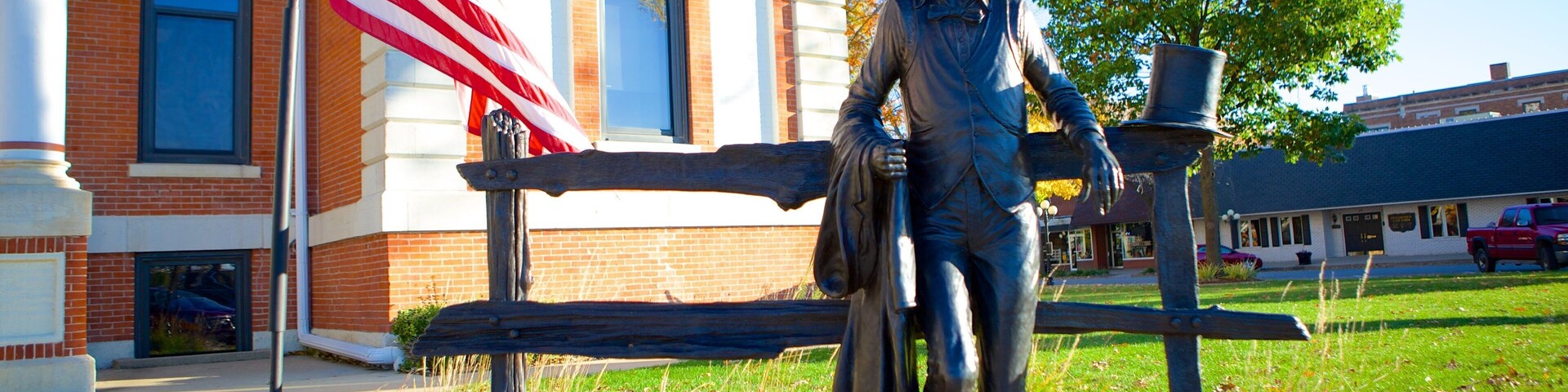 Pontiac mostrando uma estátua ou escultura