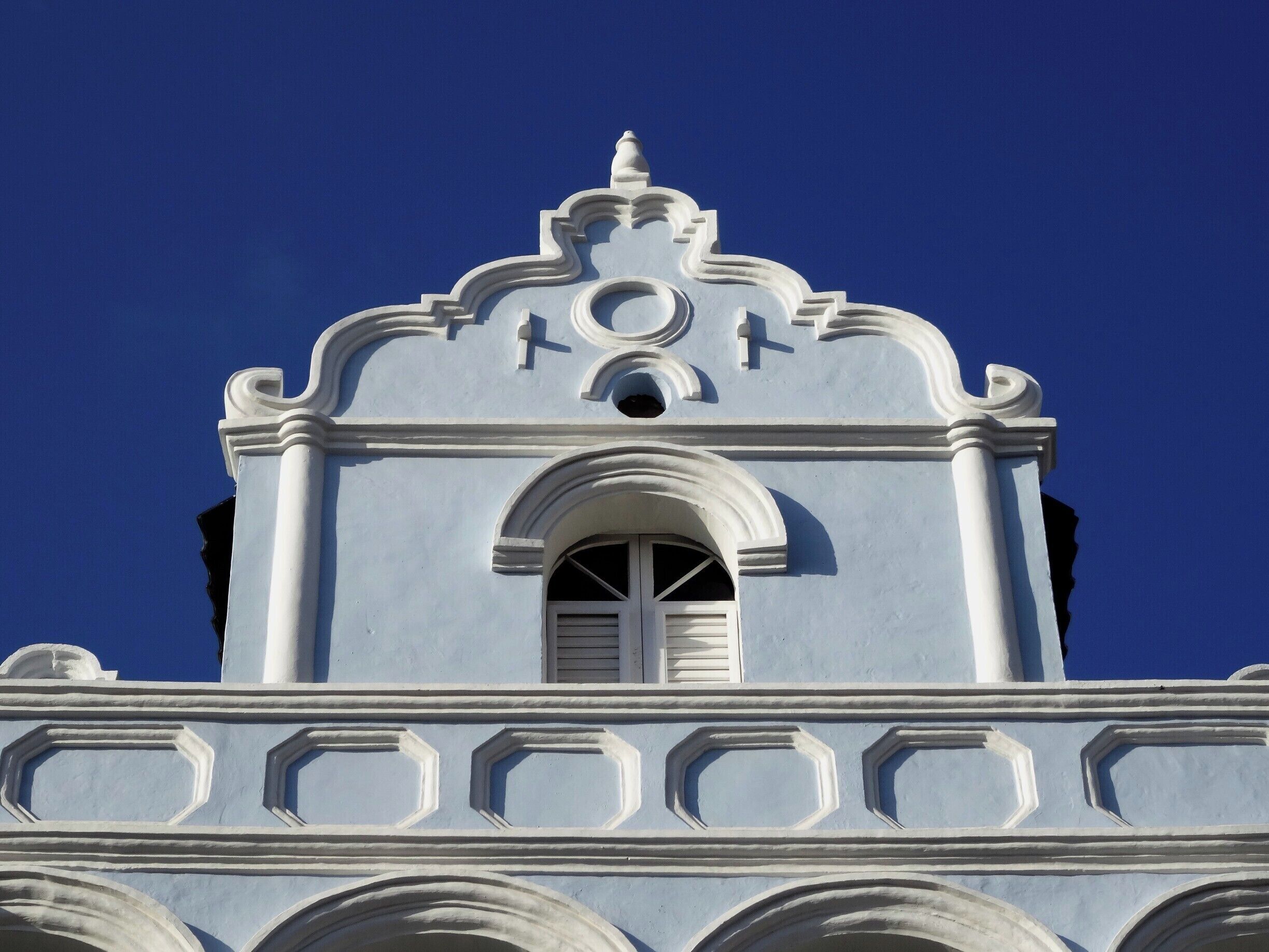 #Curacao #Willemstad #details #culture

Williemstad, in Curaçao, is a Unesco World Heritage Site.  Its architecture, the details of the facades and the colors are a delight for the eyes.

Williemstad, em Curaçao, é Patrimônio Histórico Mundial  da Unesco. A sua arquitetura, os detalhes das fachadas e as cores são um deleite para os olhos.