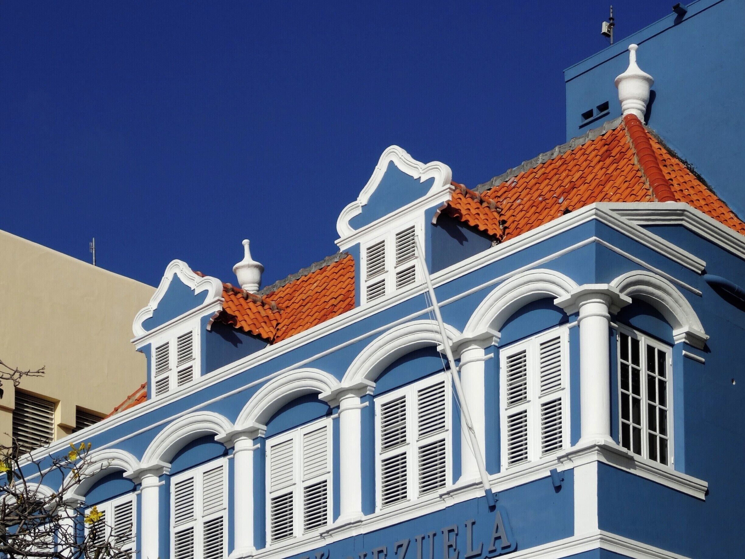 #Curacao #Willemstad #details #culture

Williemstad, in Curaçao, is a Unesco World Heritage Site.  Its architecture, the details of the facades and the colors are a delight for the eyes.

Williemstad, em Curaçao, é Patrimônio Histórico Mundial  da Unesco. A sua arquitetura, os detalhes das fachadas e as cores são um deleite para os olhos.