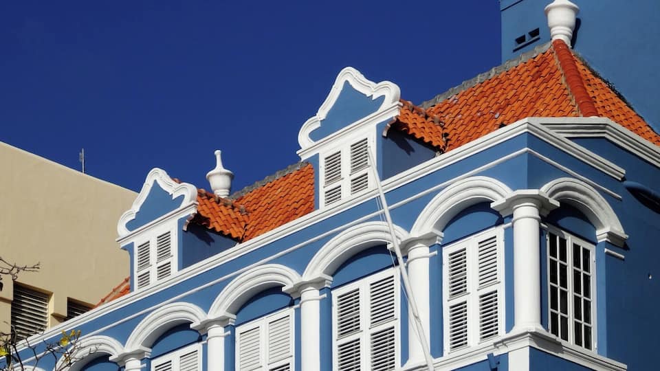 #Curacao #Willemstad #details #culture
Williemstad, in Curaçao, is a Unesco World Heritage Site. Its architecture, the details of the facades and the colors are a delight for the eyes.
Williemstad, em Curaçao, é Patrimônio Histórico Mundial da Unesco. A sua arquitetura, os detalhes das fachadas e as cores são um deleite para os olhos.