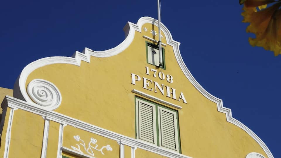 #Curacao #Willemstad #details #culture
Williemstad, in Curaçao, is a Unesco World Heritage Site. Its architecture, the details of the facades and the colors are a delight for the eyes.
Williemstad, em Curaçao, é Patrimônio Histórico Mundial da Unesco. A sua arquitetura, os detalhes das fachadas e as cores são um deleite para os olhos.