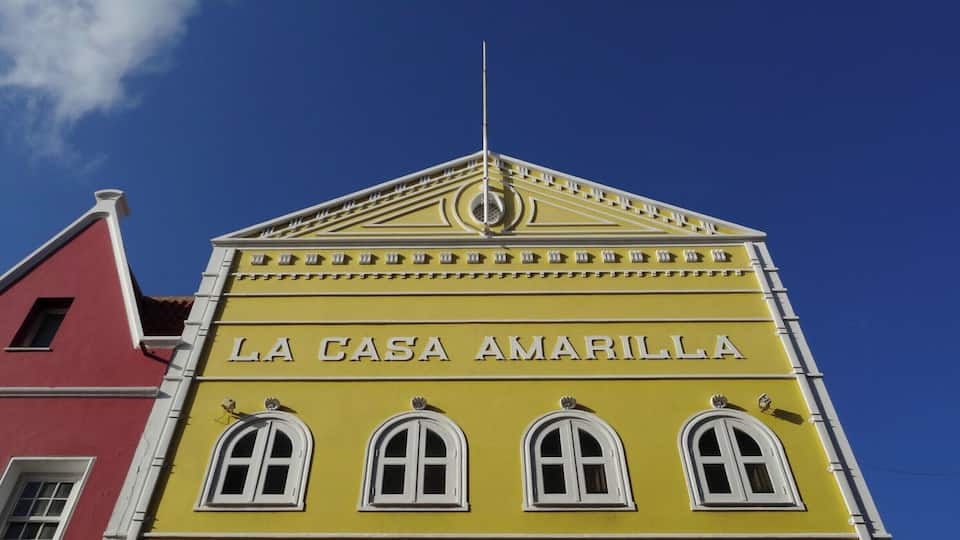 #Curacao #Willemstad #details #culture
Williemstad, in Curaçao, is a Unesco World Heritage Site. Its architecture, the details of the facades and the colors are a delight for the eyes.
Williemstad, em Curaçao, é Patrimônio Histórico Mundial da Unesco. A sua arquitetura, os detalhes das fachadas e as cores são um deleite para os olhos.