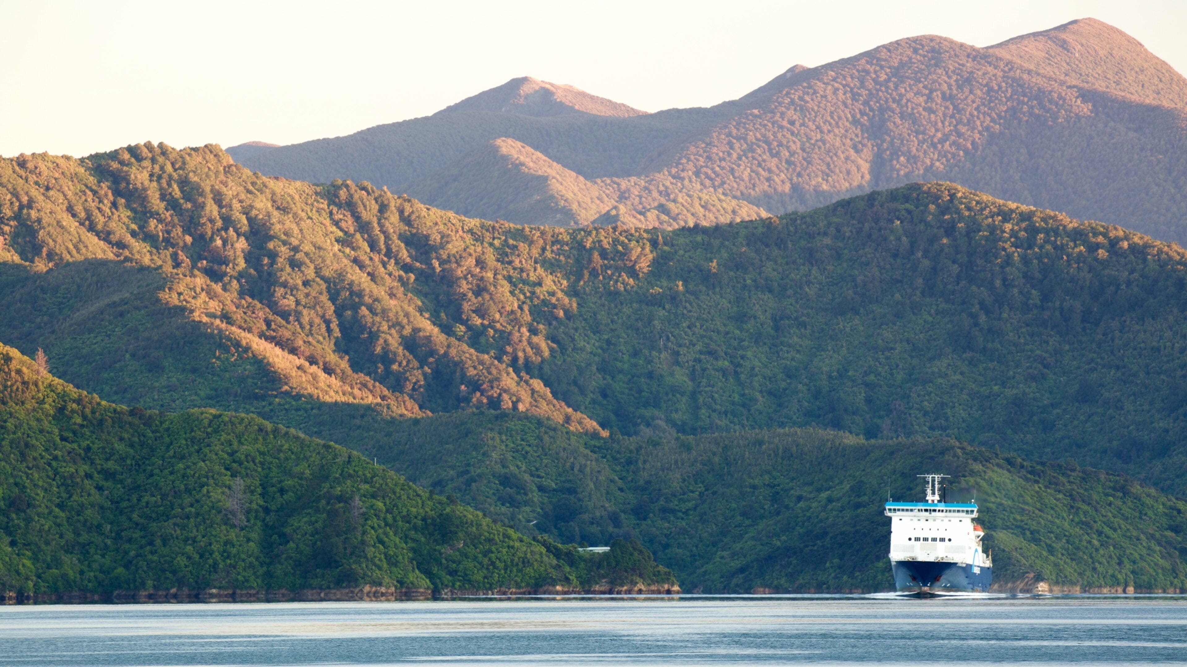 Picton mostrando crucero, una puesta de sol y montañas