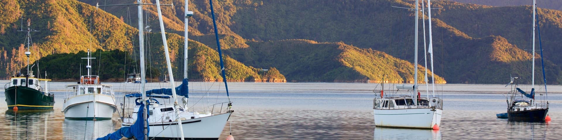 Picton caracterizando montanhas, vela e uma baía ou porto