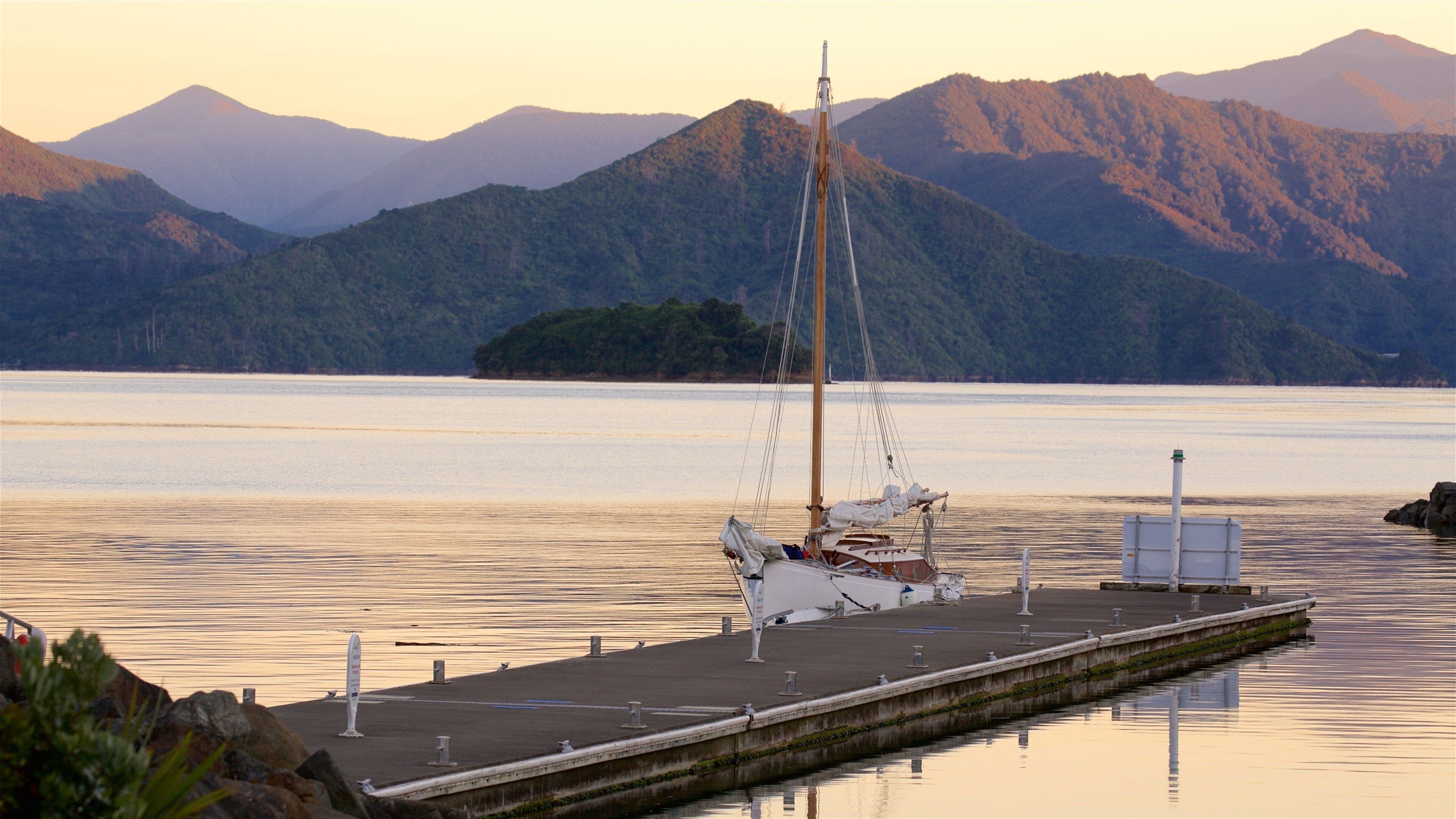 Picton que incluye una puesta de sol, navegación y montañas