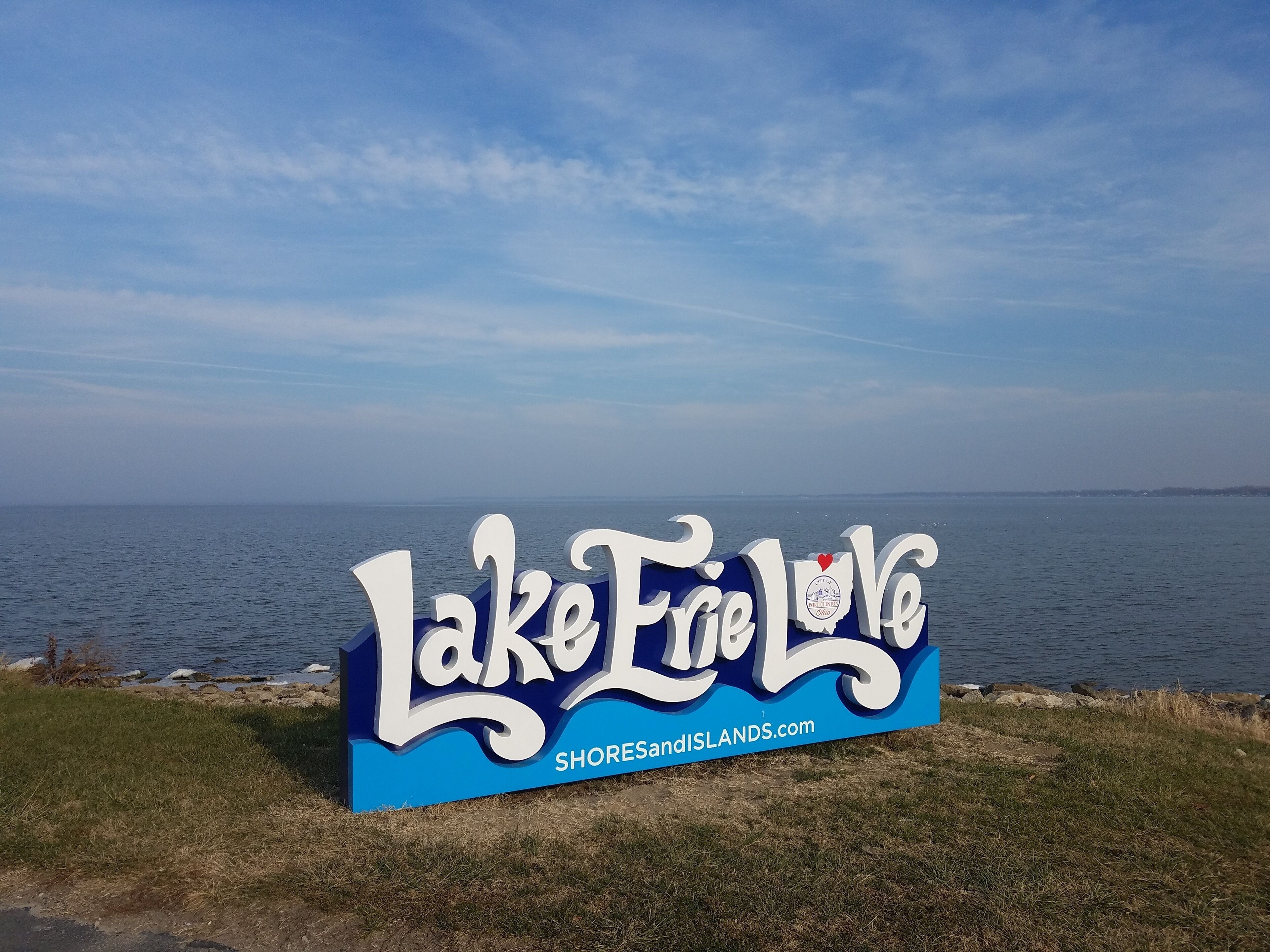 A sign advertising the SHORESandISLANDS.com site.