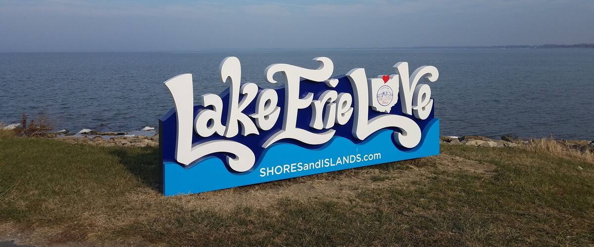 A sign advertising the SHORESandISLANDS.com site.