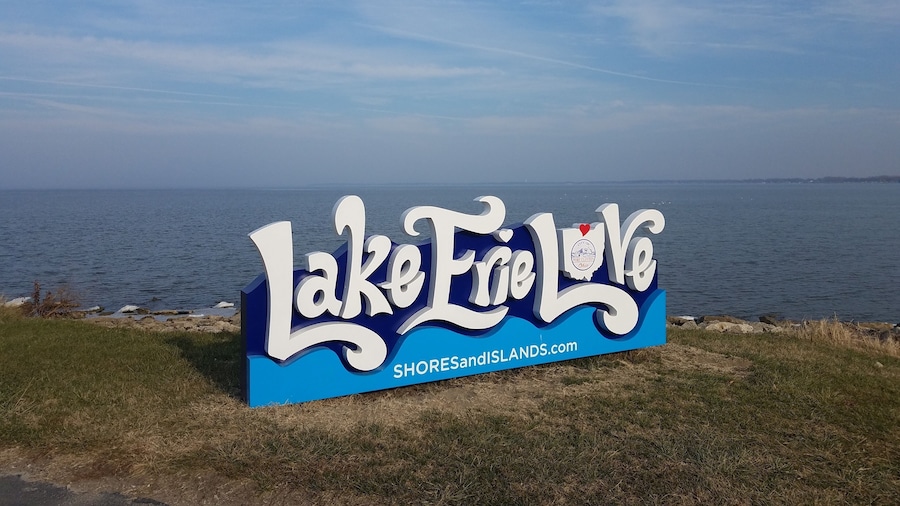 A sign advertising the SHORESandISLANDS.com site.