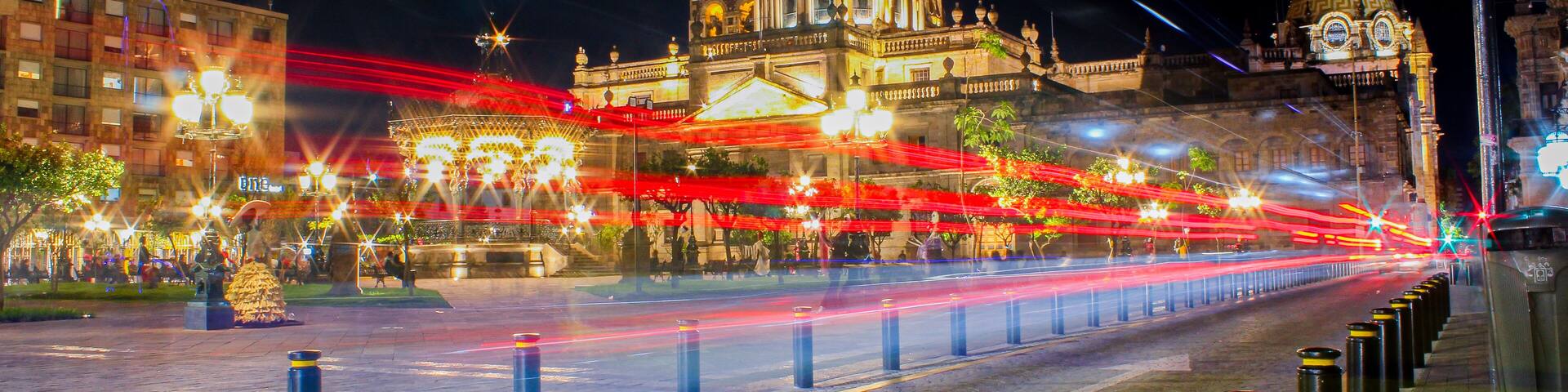 Fotografía Nocturna de Larga exposición luces de autos en Plaza de armas y Catedral de Guadalajara, jalisco, México. Centro Historico