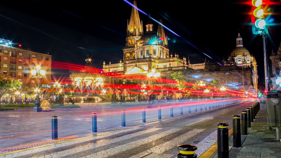 Fotografía Nocturna de Larga exposición luces de autos en Plaza de armas y Catedral de Guadalajara, jalisco, México. Centro Historico