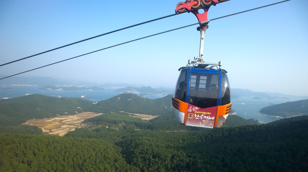 Tongyeong which includes tranquil scenes and a gondola
