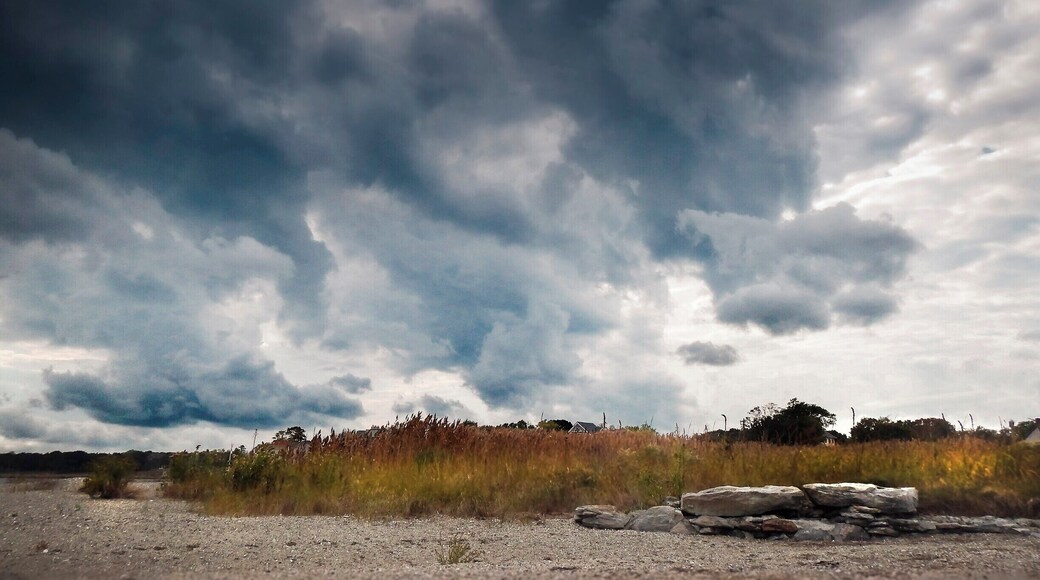 I was out in my kayak when I looked behind me and saw these clouds fast approaching. They looked a bit ominous. Should I do the sensible thing and stay ashore or follow a spirit of adventure and keep paddling?
#beach
