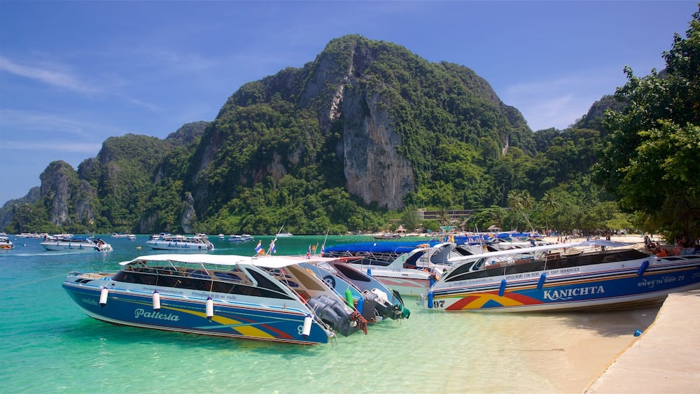 Ko Phi Phi welches beinhaltet Bucht oder Hafen, Berge und Sandstrand