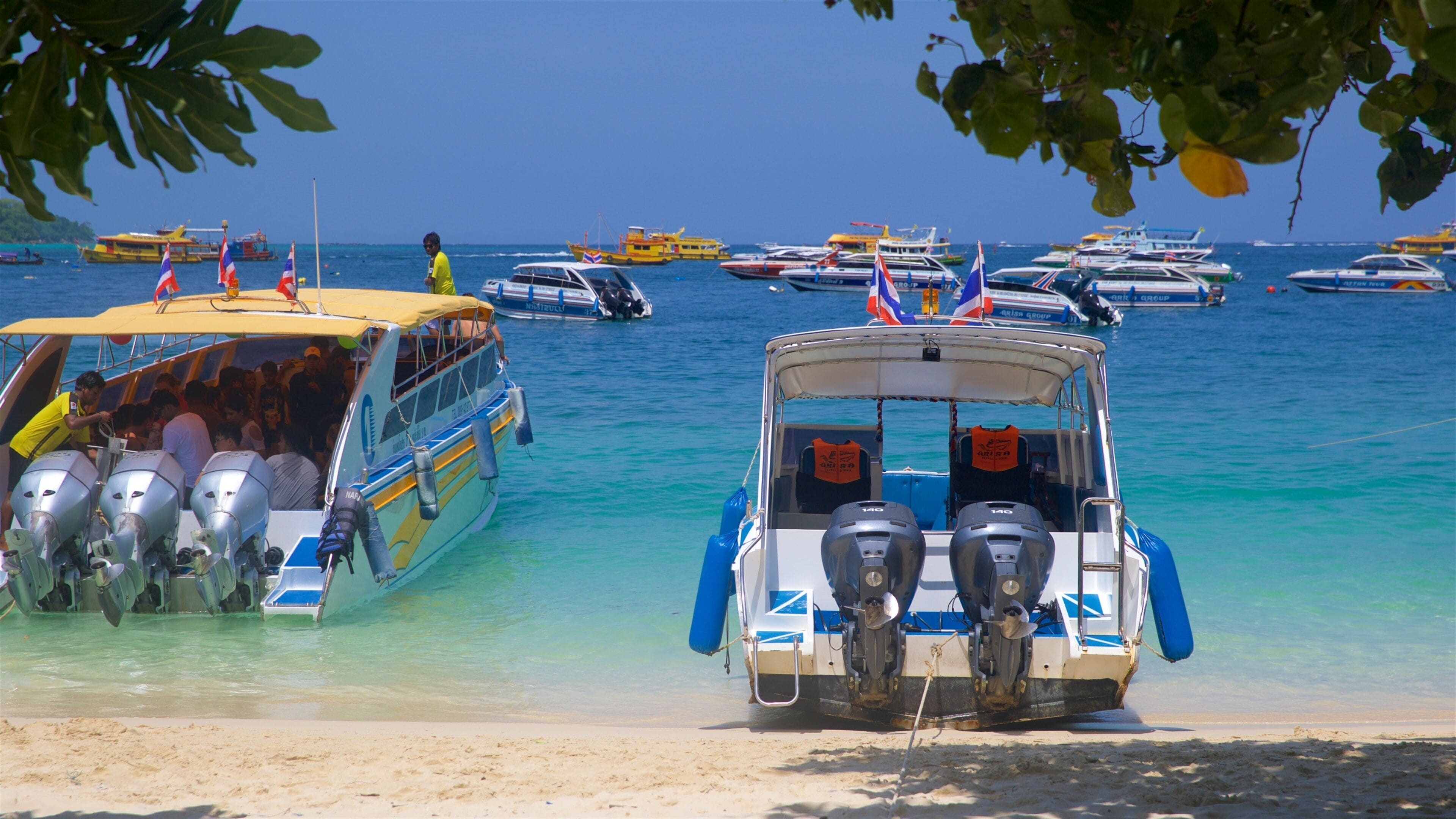 Koh Phi Phi mettant en vedette une baie ou un port, paysages côtiers et une plage de sable