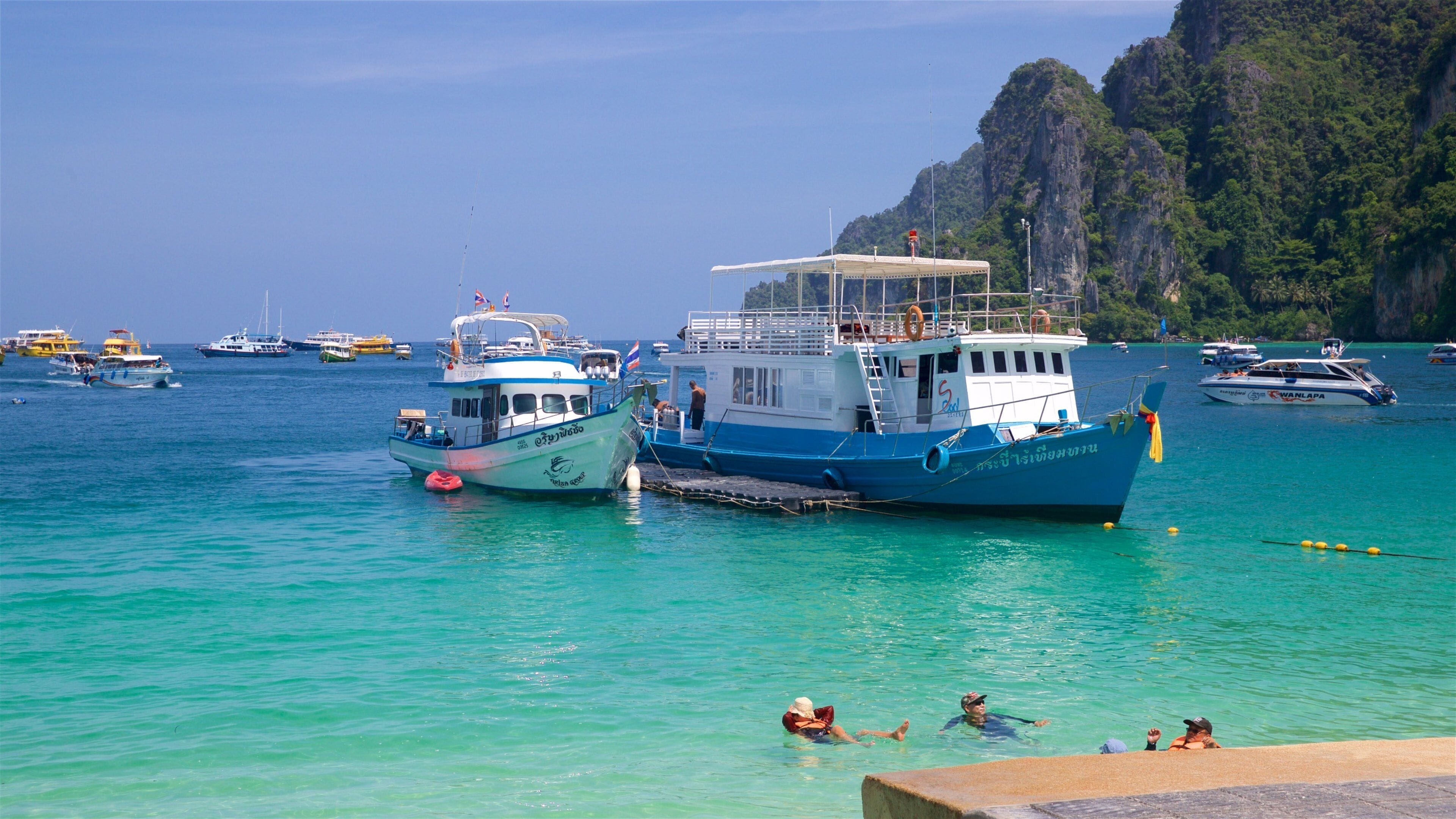 Ko Phi Phi que incluye una bahía o un puerto, vistas de una costa y escenas tropicales