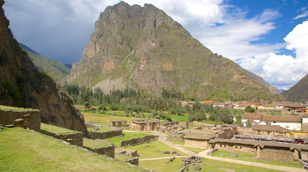Cusco which includes a ruin, a small town or village and mountains
