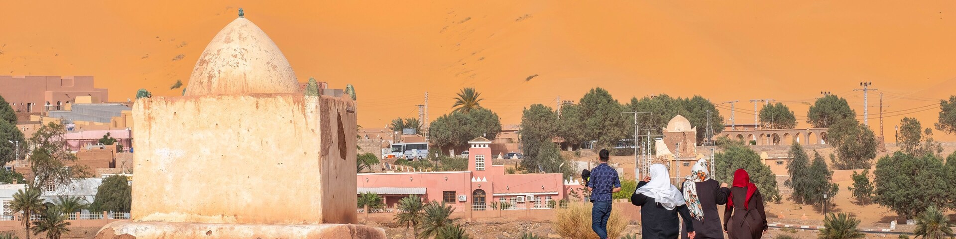 :Local Arabs approaching marabout tomb near Taghit town in oasis of Sahara desert, Algeria