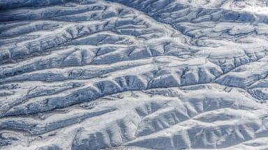 #windowseat Eastern Washington State, somewhere between Yakima and the Tri-Cities. In contrast with the famously rain-soaked western part of the state, Eastern Washington is rolling farmlands, vineyards, wind farms and empty space. The farther east you go, the terrain gets more interesting and is a photographer's playground in spring and fall. The contrast provided by the light covering of snow creates interesting patterns that you can only see from up here.
#lifeatexpediagroup