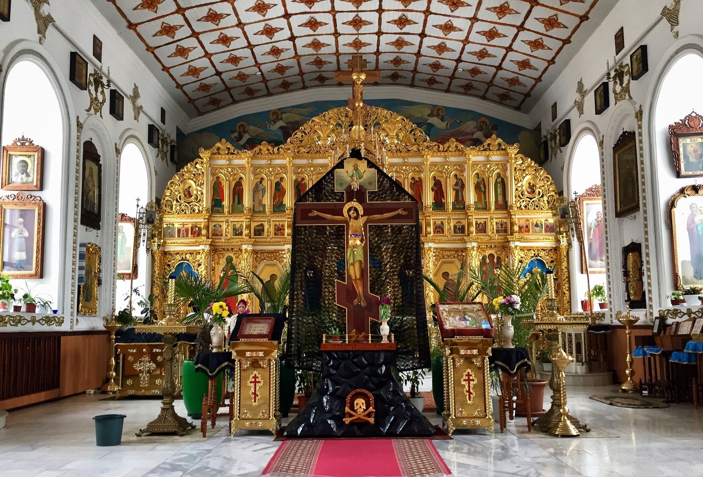 Simple, but beautiful. I'm not sure what to think about the skull and crossbones at the bottom of the cross. 