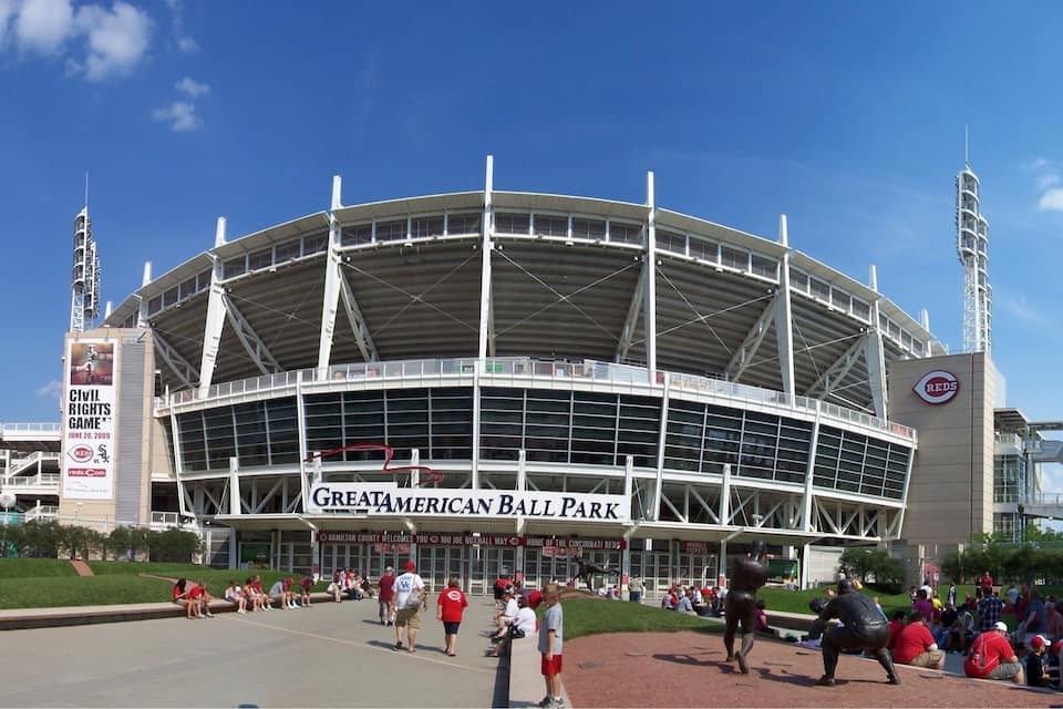 El estadio Great American Ball Park bajo un cielo despejado.
