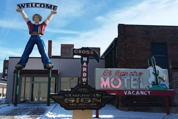 Ein altmodisches amerikanisches Schild, ein 'Welcome'-Schild und ein Schild eines Motels.