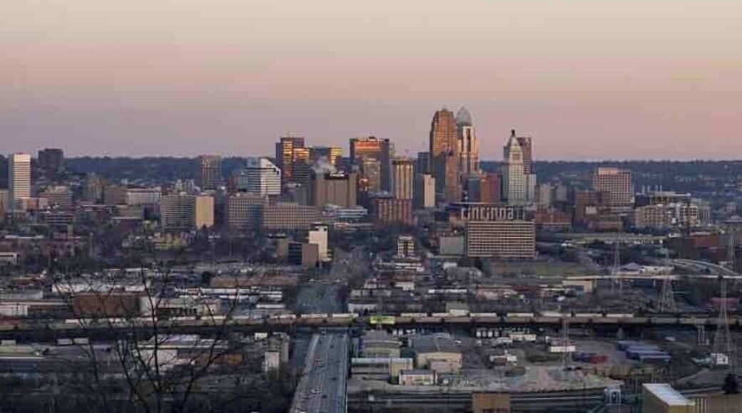 This restaurant offers panoramic views of the Ohio River and Downtown Cincinnati. The food here is pretty good I would go again. I had salmon and green beans but other peoples dishes looked good!