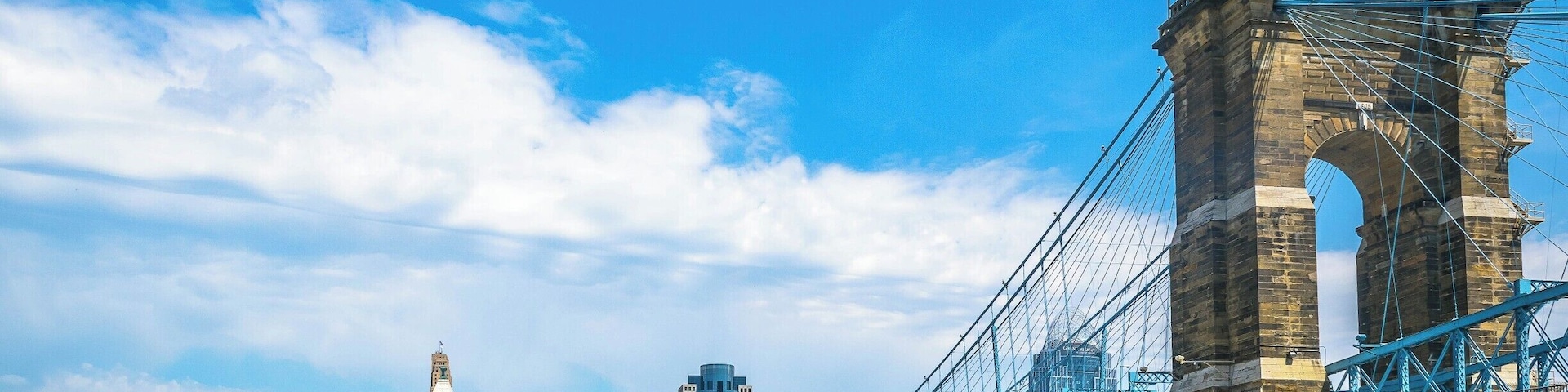 Viewing of the Cincinnati city from Kentucky riverside Dr