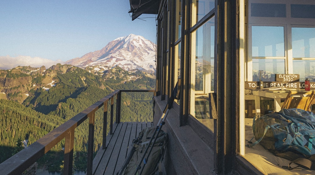 Mt. Rainier from the fire lookout on the top of Tolmie Peak, USA