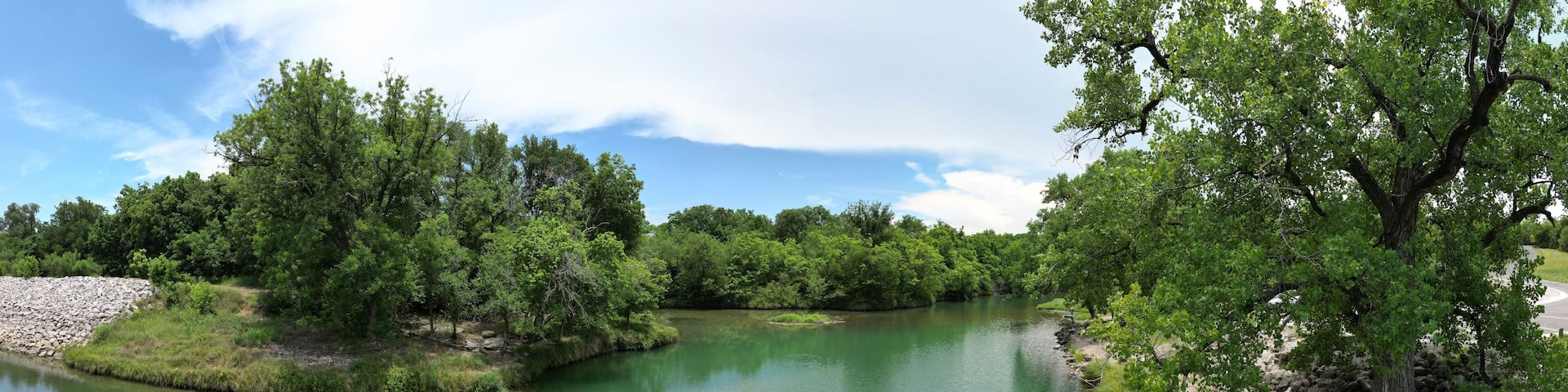 Belton Lake is a U.S. Army Corps of Engineers reservoir on the Leon River in the Brazos River basin, 5 miles (8 km) northwest of Belton, Texas.