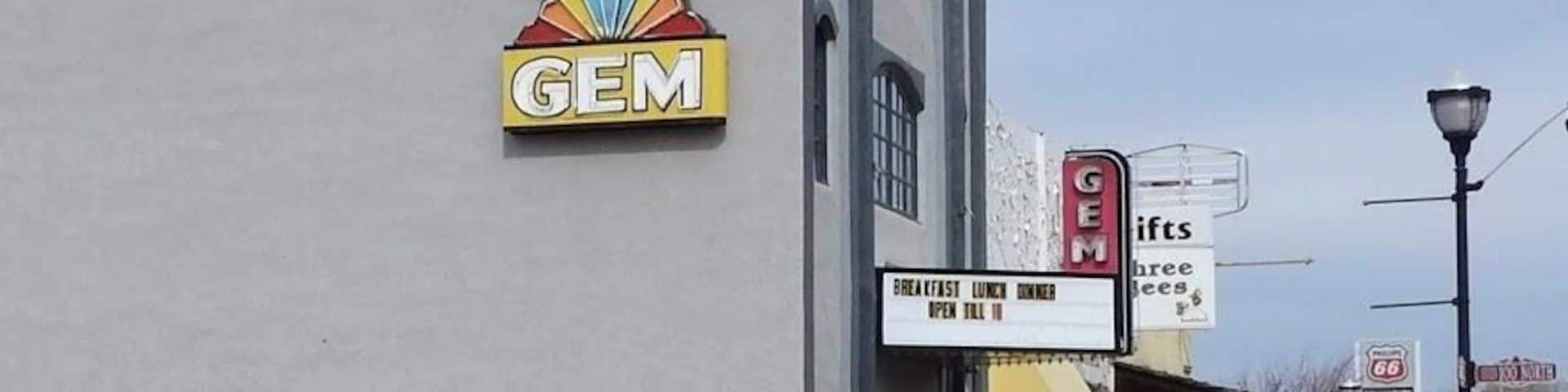Un cine GEM con asientos al aire libre y un hidrante.