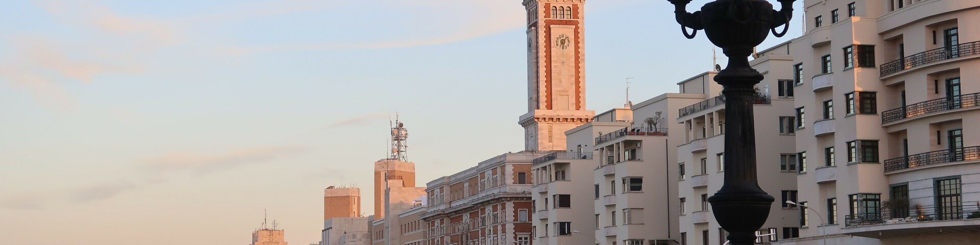 Vue panoramique sur le Lungomare de la ville de Bari (quartier Madonnella), au bord de la mer Adriatique, avec la tour du palazzo Presidenza regione Puglia / Conseil régional des Pouilles (Italie)