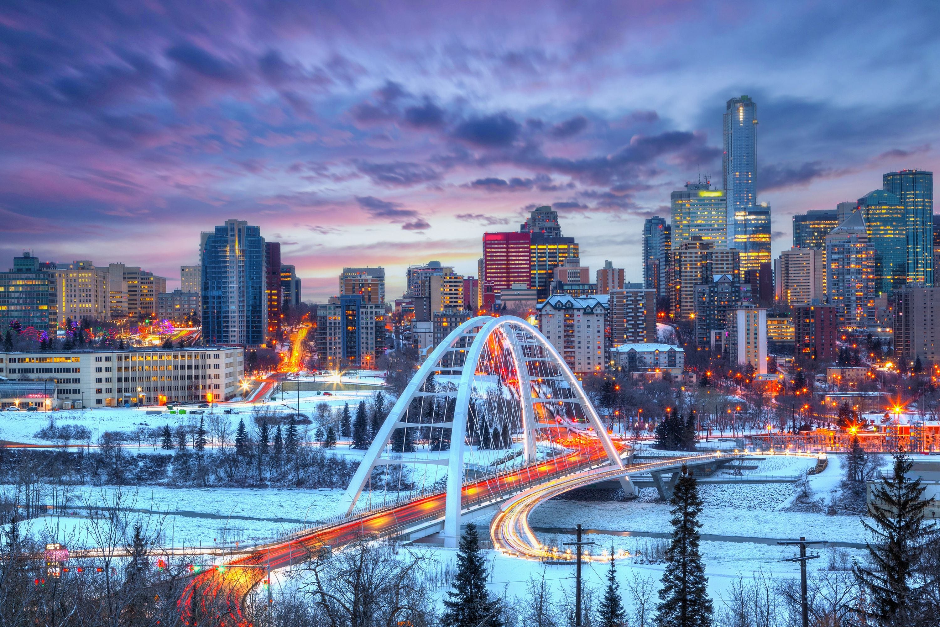 Paisagem urbana com uma ponte imponente e paisagem coberta de neve.